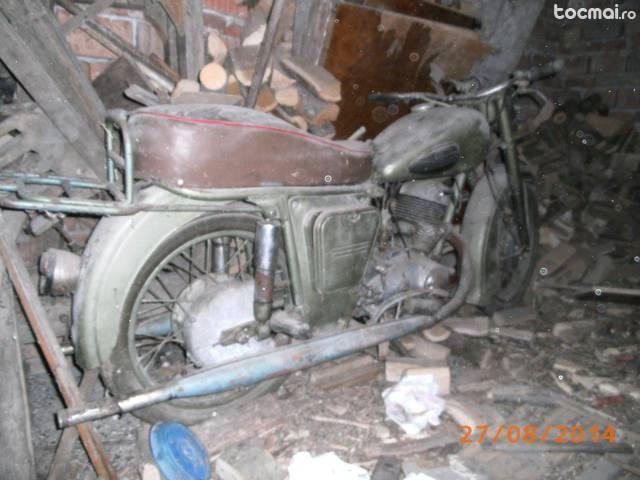 Motocicleta IJ jupiter 2 cu atas, 1980 sau mai vechi