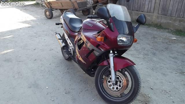 motocicleta suzuki
