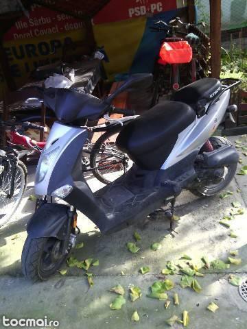 Kymco scuter motor in patru timpi