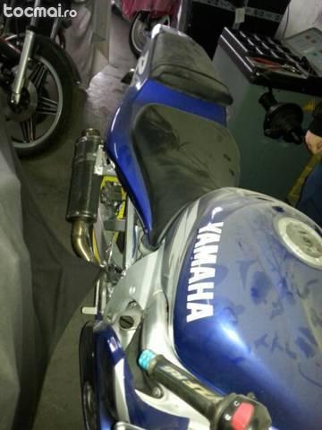 Yamaha R6 cu casca si geaca