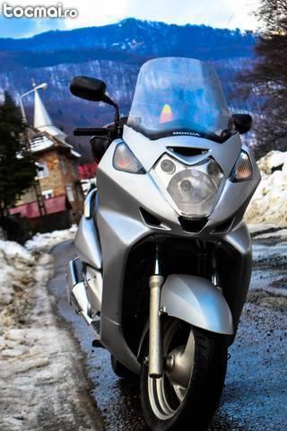 Honda maxiscuter, 2005