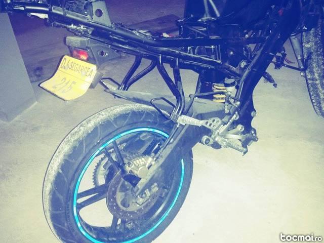 Dezmembrez yamaha yzf r125