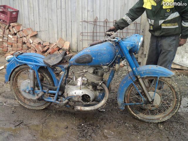 Motocicleta veche IJ 350