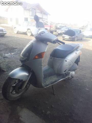 Honda motor de 125 cc ( inscrisa pe acte ca fiind de 50 cc)