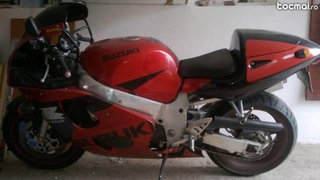 Motocicleta sport Suzuki