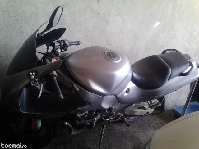 Motocicleta suzuki rf 600
