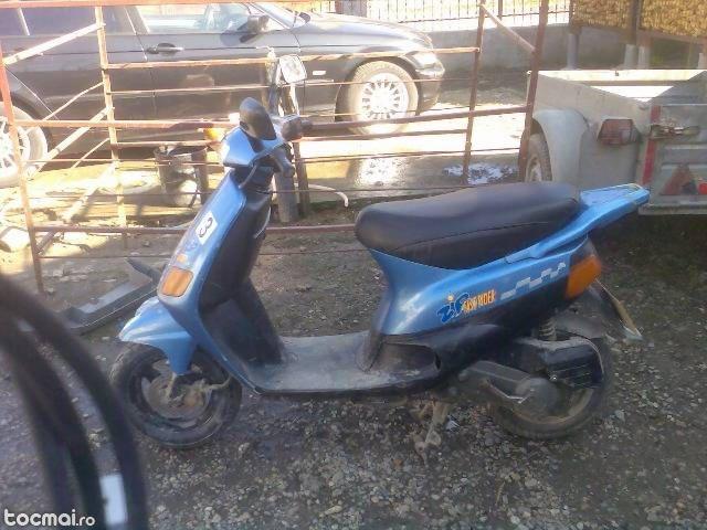 scuter marca piaggio zip 49 cm