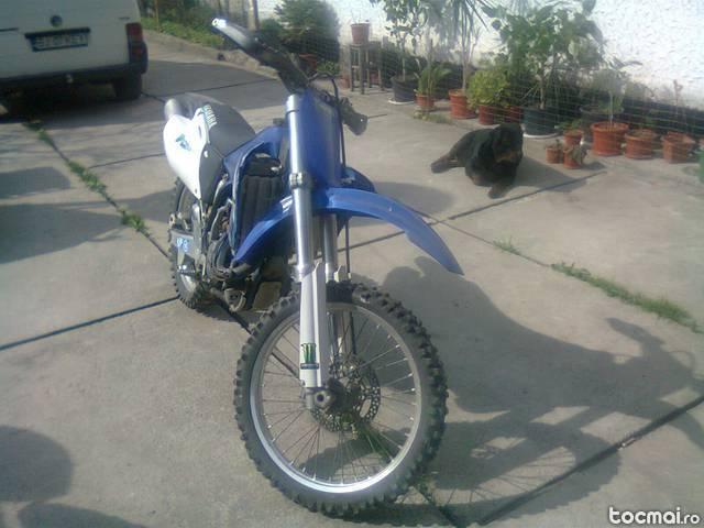 motocicleta yamaha, cross an fabricatie 2002