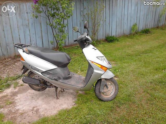 Scuter Honda Lead SCV100, 2005