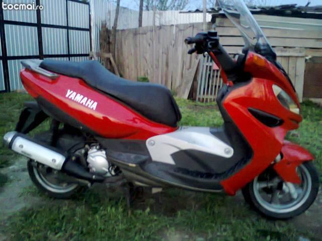 Yamaha scuter, 2000 cc 250