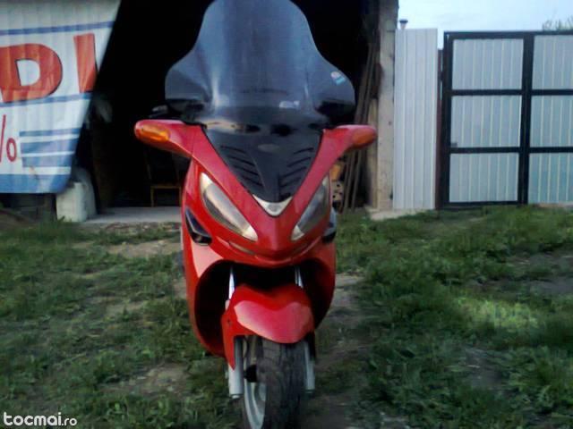 Yamaha scuter, 2000 cc 250