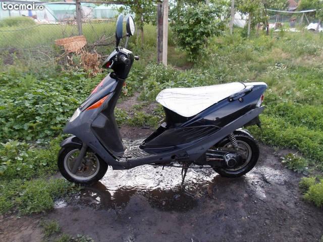 Scooter Suzuki sau schimb cu porc/ purcei