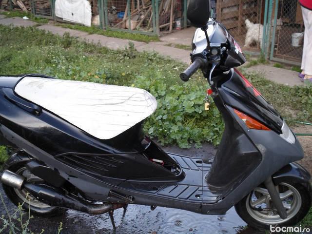 Scooter Suzuki sau schimb cu porc/ purcei