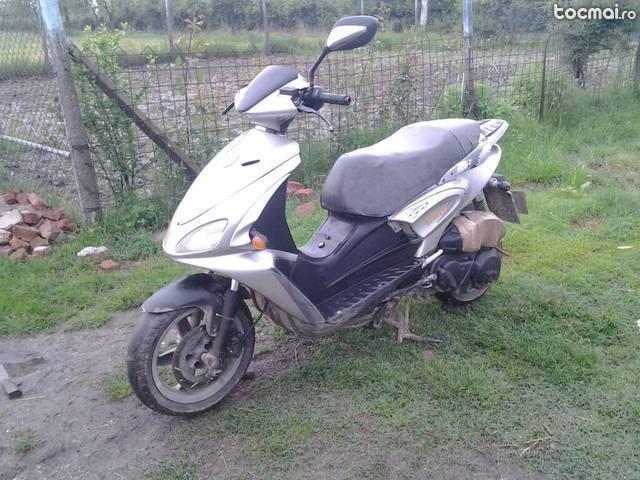 Scuter iamaha motor 250