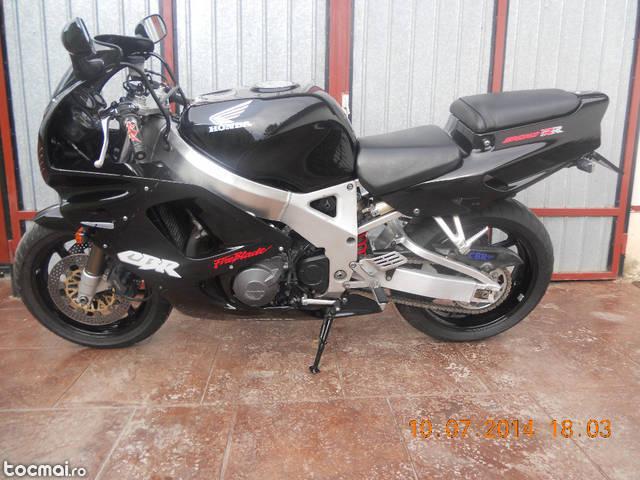 Honda CBR 900 RR s- au schimb cu auto