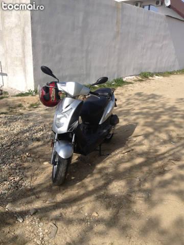 Scuter kymco agility 50 in stare foarte buna !!!