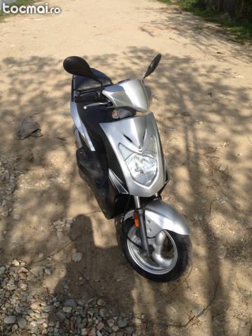 Scuter kymco agility 50 in stare foarte buna !!!